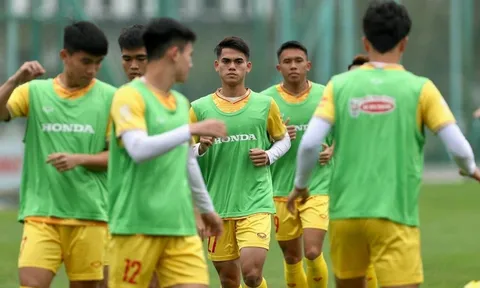 Dàn sao U20 tự tin phô diễn kỹ thuật trước đàn anh U23 Việt Nam