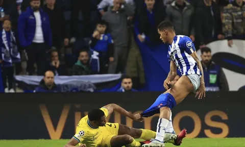 Hy hữu: Hậu vệ Inter kéo tụt quần đối thủ ở Champions League