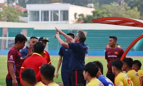 HLV Troussier bất ngờ bổ sung lực lượng cho U23 Việt Nam