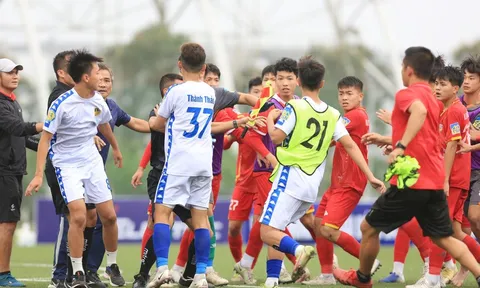 Các cầu thủ đánh nhau sau loạt sút luân lưu ở giải U17 Quốc gia