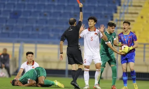 Trọng tài rút nhầm thẻ đỏ cho cầu thủ U23 Việt Nam ở trận thua Iraq
