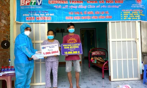 Dù nghỉ hưu nhưng cụ bà 72 tuổi không hề ngơi tay giúp dân vượt khó mùa dịch