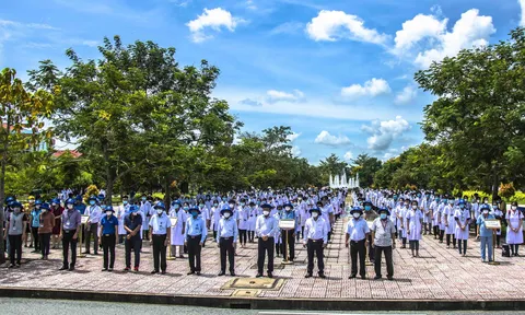Trên 600 cán bộ, sinh viên Đại học Y Dược Cần Thơ lên đường chi viện cho tỉnh Kiên Giang chống dịch COVID-19