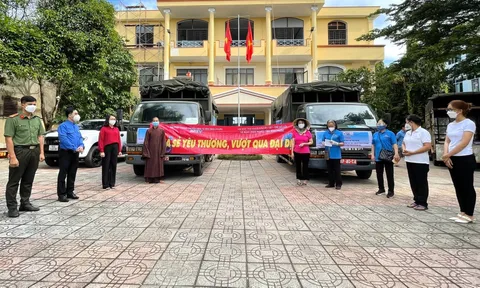 Chuyện bà lão 72 tuổi và người Bình Phước gom nông sản, chế biến các món 'home made' trao tặng 300 hộ dân TP HCM