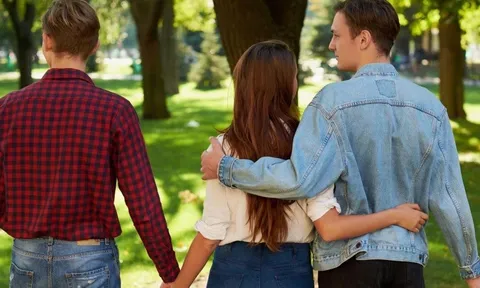Sao nữ nói dối có chị em sinh đôi để hẹn hò 2 chàng trai một lúc