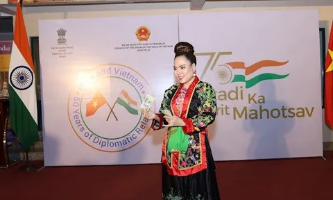 Nghệ nhân Hiền Ngân trình diễn hầu đồng tại lễ kỷ niệm thiết lập ngoại giao quan hệ Việt Nam - Ấn Độ