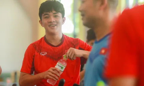 Tài năng HAGL lọt vào 'mắt xanh' của HLV Troussier xuống tập cùng đội sinh viên