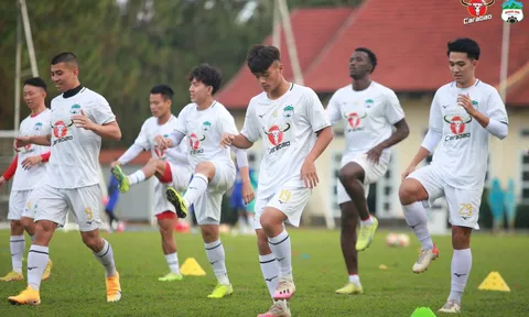 Kiatisak tiến cử tài năng trẻ HAGL cho HLV Troussier