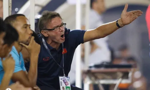 HLV Troussier dẫn theo một người sang Việt Nam