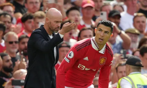 'Ten Hag phải quỳ xuống và xin lỗi Ronaldo'