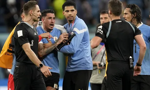 Để cầu thủ đánh chửi trọng tài, ĐT Uruguay nhận cái kết không thể 'thảm' hơn