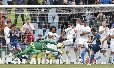Thủ môn vĩ đại bậc nhất Champions League bất ngờ sang Anh...đua trụ hạng