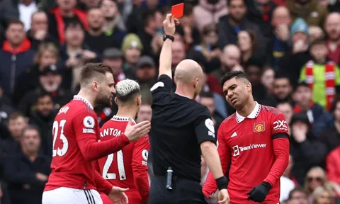 Thẻ đỏ oan nghiệt, Casemiro nhận được món quà cực kỳ bất ngờ đến mức 'không nói nên lời'