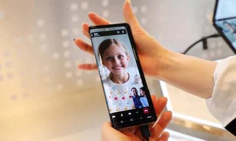 Chiêm ngưỡng màn hình gập 360 độ Flex In & Out mới nhất nhà Samsung