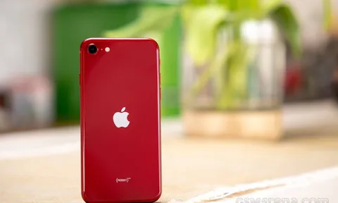 Giá iPhone SE 2022 mới nhất tháng 2/2023: Chạm mốc 10 triệu có xứng là ‘vua tầm trung’?