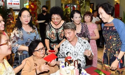 Đàm Vĩnh Hưng tổ chức sinh nhật ấm cúng cho mẹ