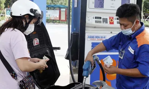 Giá xăng dầu hôm nay ngày 31/1: Lao dốc mạnh