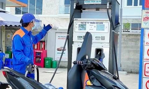 Giá xăng dầu hôm nay ngày 1/3: Tiếp tục lao dốc