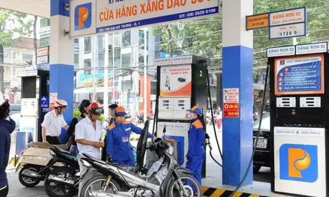 Giá xăng trong nước hôm nay tăng lên sát mức 24.000 đồng/lít