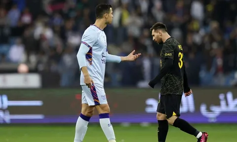 Người khiến Ronaldo rời MU khẳng định Messi không vĩ đại bằng CR7