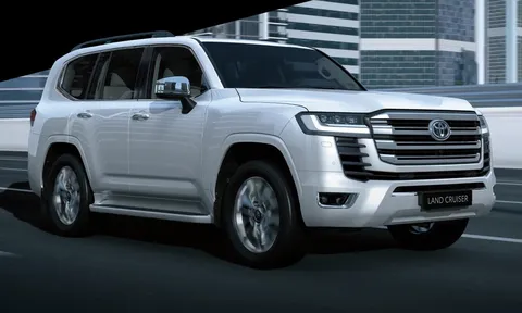 "Hàng hot" Toyota Land Cruiser tiếp tục tăng giá, "lạc" vẫn tiền tỷ