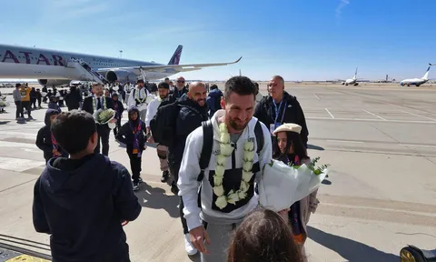 Ả Rập Xê Út chào đón PSG, Messi khiến sân bay 'vỡ tổ' trong tích tắc