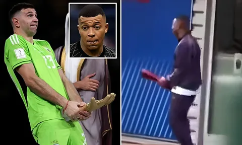 Mbappe nhận chỉ trích vì hành động tái hiện thủ thành Emiliano Martinez