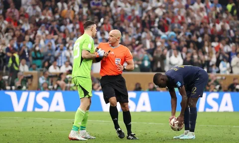 Ngán ngẩm 'trò hề' của thủ thành Argentina, FIFA quyết mạnh tay sửa luật phạt đền
