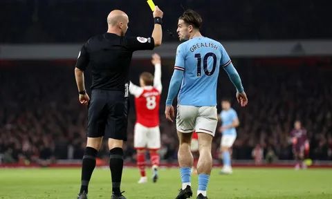 Tình huống Jack Grealish thoát thẻ đỏ khó tin trong trận Arsenal vs Man City