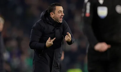 HLV Xavi tiết lộ tin dữ về trụ cột, nói thẳng điều lo lắng trước MU