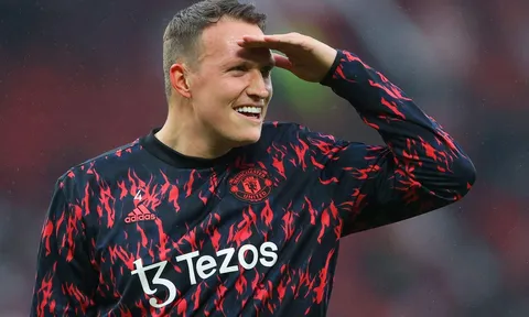 Phil Jones bất ngờ tái xuất với vai trò sánh ngang loạt huyền thoại MU