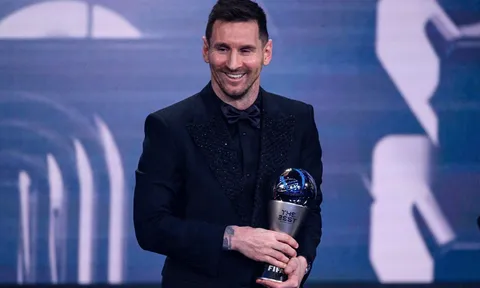 'Ronaldo béo' phản ứng bất ngờ khi Messi giành giải FIFA The Best