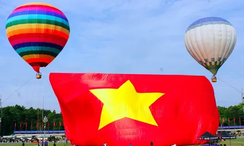 Xúc động khoảnh khắc lá đại kỳ tung bay trên quê hương Bác