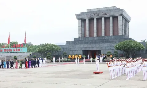 Xúc động tình cảm người dân và bạn bè quốc tế về viếng Bác ngày 19/5