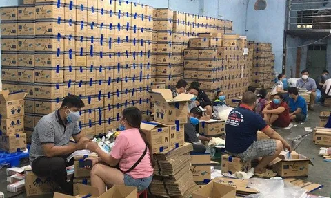 Phát hiện cơ sở sản xuất 2,3 triệu găng tay y tế giả