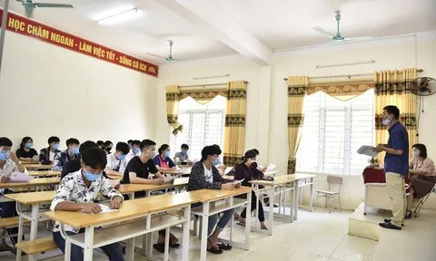 1 thí sinh bị đình chỉ vì mang điện thoại vào phòng thi