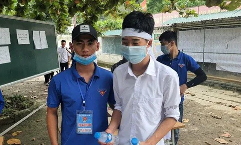 Cảm động nam sinh đội khăn tang dự thi tốt nghiệp