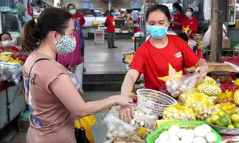 1.500 tiểu thương mặc áo cờ đỏ sao vàng với dòng chữ "Đà Nẵng cố lên"