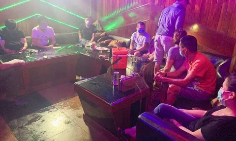 Phát hiện 24 nam thanh nữ tú "phê" ma túy trong phòng karaoke