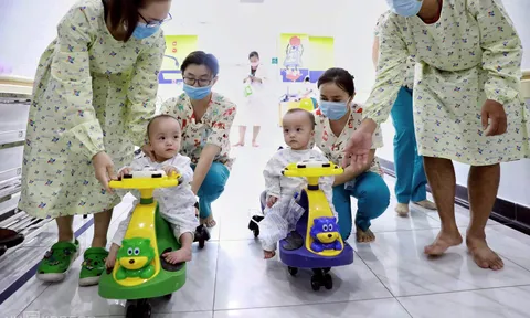 Trúc Nhi - Diệu Nhi tập bò, tập đứng sau đại phẫu thuật