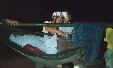 16 thanh niên thay nhau khiêng cô gái vượt gần 40 cây số đi cấp cứu trong đêm
