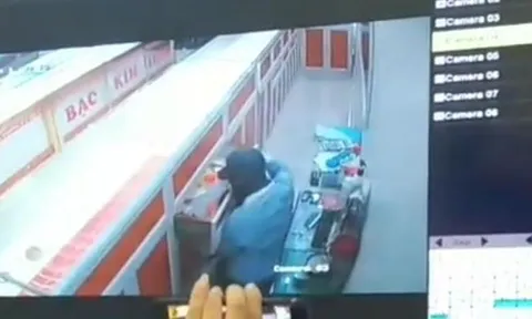 Lợi dụng lúc gia chủ bận ăn cơm, nam sinh lớp 9 bịt kín mặt, đeo găng tay lẻn vào tiệm vàng trộm tài sản