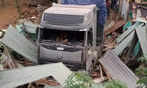 Tài xế đâm sập nhà dân, 3 cha con thoát chết trong gang tấc