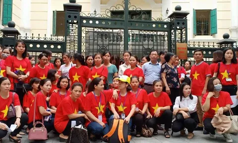 Giáo viên hợp đồng Hà Nội: "Gáo nước lạnh" và canh cánh nỗi lo “theo nghề, nghề phụ”