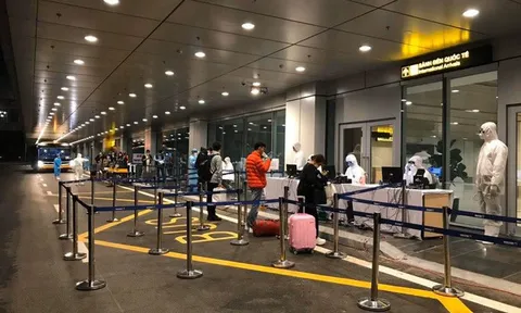 Vừa xuống sân bay Vân Đồn, hơn 400 hành khách từ Hàn Quốc được cách ly