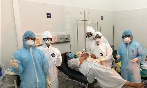 Bé gái kháu khỉnh chào đời ở khu cách ly dịch Covid-19