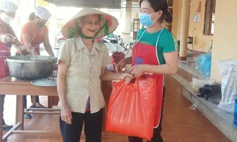 Cụ bà đi bộ 2km đem gạo ủng hộ khu cách ly Covid-19