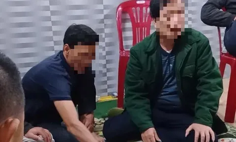 Tạm đình chỉ chủ tịch xã đánh bài trong thời gian cách ly xã hội