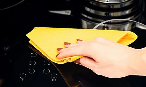 Mẹo hay làm sạch bếp từ trong tích tắc không cần đồ chuyên dụng