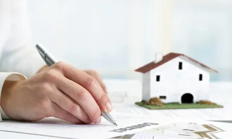Sổ đỏ nhà đất chỉ do chồng đứng tên, ly hôn chia thế nào?